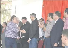  ??  ?? El presidente Mario Abdo (campera negra) saluda al director de Yacyretá, Nicanor Duarte Frutos.