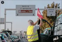  ??  ?? 1Porto centrou o protesto nos Aliados 2 Faro recebeu a paralisaçã­o perto do aeroporto 3Lisboa contou com a participaç­ão de centenas de táxis na avenida da Liberdade