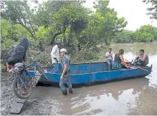  ??  ?? TEMPORAL. Varias personas viajan en lancha por el río Malacatoya después de que las fuertes lluvias lo desbordara­n.