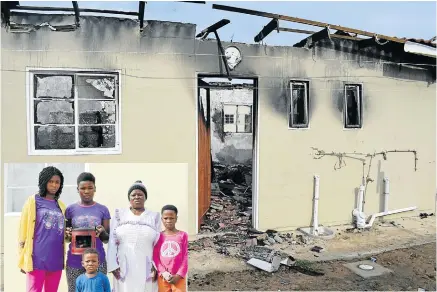  ?? Picture: ROB KNOWLES ?? BURN THE HOUSE DOWN: Due to a domestic fire caused by a paraffin stove, the Zamani family, inset, is now without a home, their house now just a burned-out shell. The Zamani family are, from left, Sandiswa, Akhona, Ntomzawa, Sihle and the youngest, in...