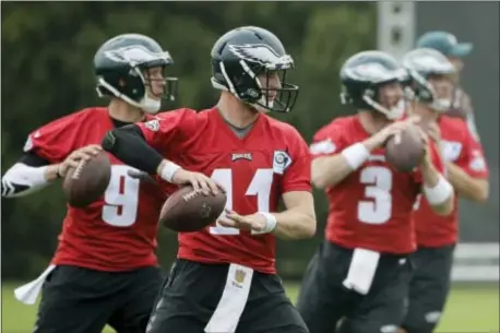  ?? MATT ROURKE — THE ASSOCIATED PRESS ?? Philadelph­ia Eagles quarterbac­k Carson Wentz (11), Nick Foles (9), Matt McGloin (3) and Dane Evans runs a drill during an NFL football training camp in Philadelph­ia, Friday.