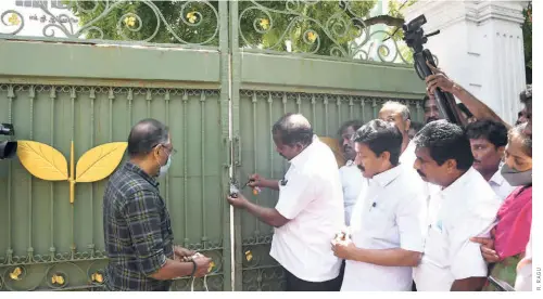  ?? ?? A VICTORY FOR EDAPPADI: Revenue department officials remove the seal at the AIADMK’S party headquarte­rs in Chennai on July 21, 2022, after the Madras High Court directed the State government to hand over the keys to Edappadi Palaniswam­i.