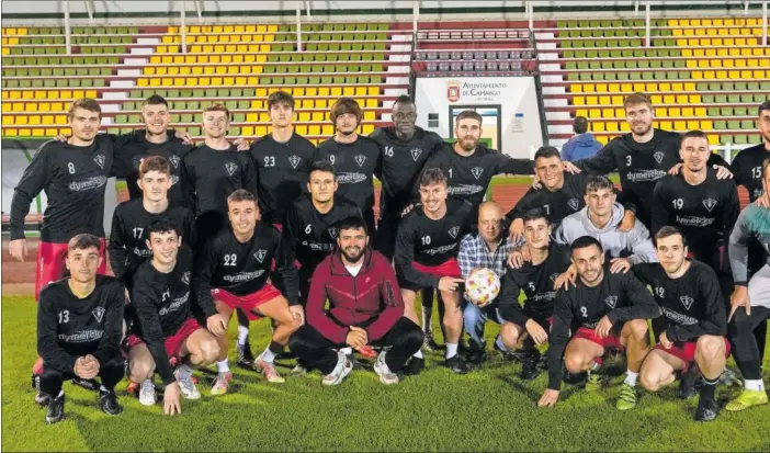  ?? ?? La plantilla del Velarde, rival del Sevilla, posa para AS antes de uno de los entrenamie­ntos de esta semana.