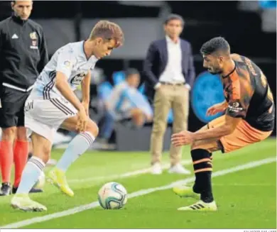  ?? SALVADOR SAS / EFE ?? Denis Suárez trata de driblar a Piccini junto a la cal.