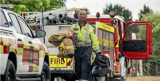  ?? BRADEN FASTIER/ STUFF ?? Steve Webster finishes a shift fighting the fire near Nelson, on Waitangi Day.