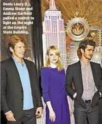  ??  ?? Denis Leary (l.), Emma Stone and Andrew Garfield pulled a switch to light up the night at the Empire State Building.