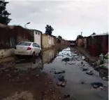  ??  ?? Des chalets inondés et des rues impraticab­les