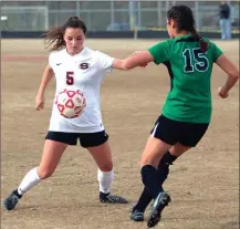  ?? LARRY GREESON / For the Calhoun Times ?? Sonoravill­e’s Averi Walraven (5) looks to get around a Murray County defender during the first half of Friday’s game.