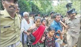  ?? VIVEK NAIR /HT ?? ▪ Police escort 45yearold Madhavi and her family after they were heckled by protesters, who stopped them from entering the Lord Ayyappa temple in Sabarimala, Kerala, on Wednesday.