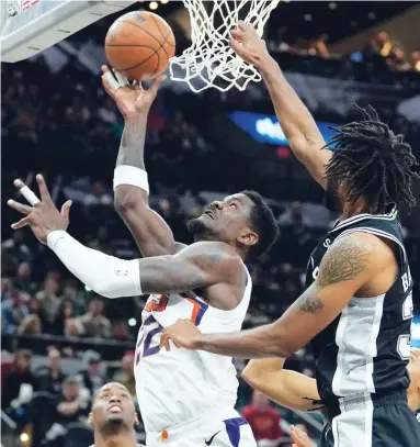  ?? DANIEL DUNN-USA TODAY SPORTS ?? Suns center Deandre Ayton shoots in the first half against the Spurs on Sunday at the AT&T Center. Ayton posted a double-double of 25 points and 10 rebounds.