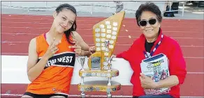  ??  ?? Nina Schultz shows her trophies with grandmothe­r Zheng Fengrong.