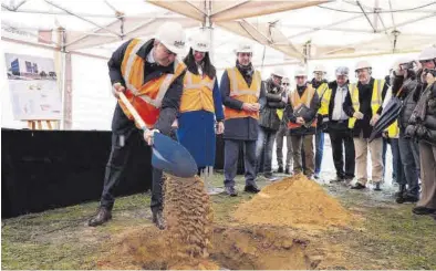  ?? GOBIERNO DE ARAGÓN ?? Azcón, ayer, durante la colocación de la primera piedra junto a Orduna y Bancalero.