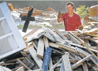  ?? Melissa Phillip / Houston Chronicle ?? Jeff Lefkowitz stacks debris to be hauled away in front of his flooded Meyerland home on Tuesday.