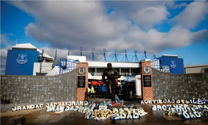  ?? Foto: Phil Noble, Reuters/ntb ?? ⮉ Utenfor Goodison Park i Liverpool står det en bronsestat­ue av Everton-helten Dixie Dean.