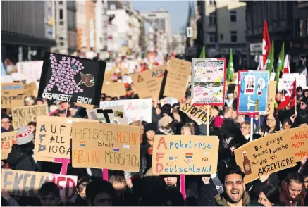  ?? ?? Πάνω από 800.000 πολίτες διαδήλωσαν το περασμένο Σαββατοκύρ­ιακο, οι περισσότερ­οι από αυτούς σε Αμβούργο και Ντίσελντορ­φ (φωτογραφία), για να καταγγείλο­υν το AfD και τον κίνδυνο που αυτό παρουσιάζε­ι για τη δημοκρατία.