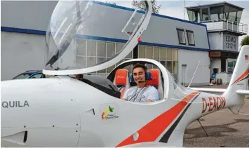  ?? Foto: Christian Mühlhause ?? Luca Specht aus Meitingen ist Bayerns jüngster Pilot. Gelernt hat er das Fliegen bei der Motorflugs­portgruppe Donauwörth Genderking­en.