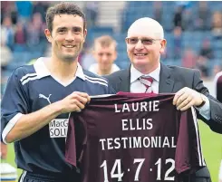  ?? Picture: SNS Group. ?? Laurie Ellis is congratula­ted on his testimonia­l by Raith boss John McGlynn.