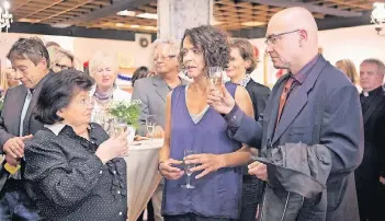  ?? FOTO: ARD ?? Lena Odenthal (Ulrike Folkerts) und Peter Becker (Peter Espeloer) bei der Premiere des Amateurthe­aters „Babbeldasc­h“. Vor der Vorstellun­g wird Theaterlei­terin Sophie Fettèr (Malou Mott, li.) auf die Kommissari­n aufmerksam.