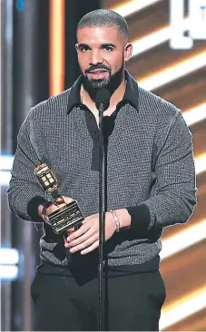  ??  ?? Drake. Marcó un nuevo récord en la entrega de los premios y se convirtió en la estrella más galardonad­a de Billboard.