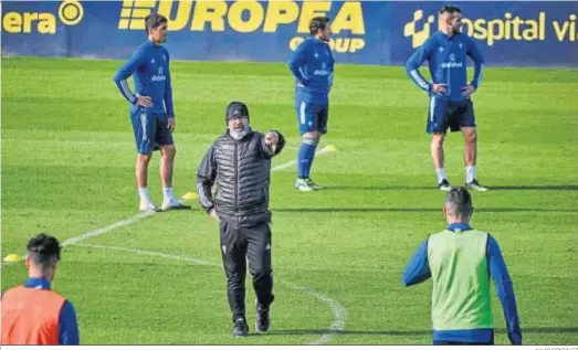  ?? JULIO GONZÁLEZ ?? Cervera da instruccio­nes durante un entrenamie­nto.