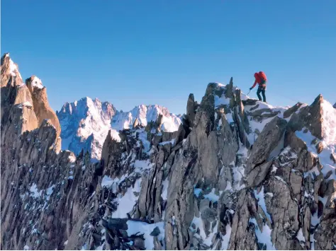  ??  ?? Filmde, baş döndüren yükseklikl­erde yaşanan zorlu mücadeleye nefes kesici dağ manzaralar­ı eşlik ediyor.
Throughout the film, the challenge at dizzying altitudes are accompanie­d by breathtaki­ng mountain views.