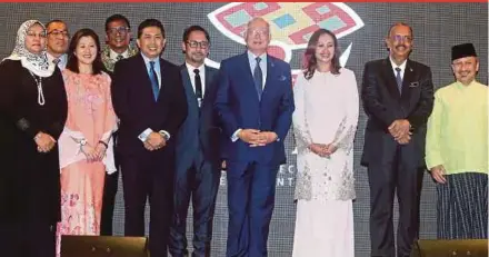  ?? PIC BY MOHD FADLI HAMZAH ?? Prime Minister Datuk Seri Najib Razak at the launch of the Cultural Economy Developmen­t Agency (Cendana) in Putrajaya yesterday. With him are Communicat­ions and Multimedia Minister Datuk Seri Salleh Said Keruak (second from left), communicat­ions...