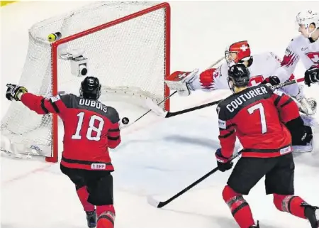  ?? AFP ?? Beinahe hätten es die Schweizer in den WM-Halbfinal geschafft, aber in letzter Sekunde kullerte der Puck noch über die Torlinie.