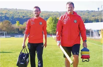  ?? FOTO: HEIKO LEHMANN ?? Marco Florsch (links) und Peter Schneider sind dafür verantwort­lich, dass sich die Spieler von Fußball-Regionalli­gist SV Elversberg gesundheit­lich in einem Top-Zustand befinden. Muskuläre Probleme gab es noch gar nicht.