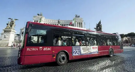  ??  ?? In crisi Un bus fra i più recenti acquistati dall’Atac, oggi in attesa di avere il via libera al concordato preventivo