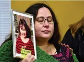  ?? FRANK GUNN / THE CANADIAN PRESS ?? Jennifer Neville-Lake holds a photo of her late daughter Milly following Marco Muzzo’s parole hearing in Gravenhurs­t, Ont., on Wednesday.