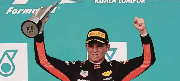  ?? [ FOTO SYARAFIQ ABD SAMAD / BH ] ?? Verstappen meraikan kejayaanny­a menjuarai F1 GP Malaysia, semalam.