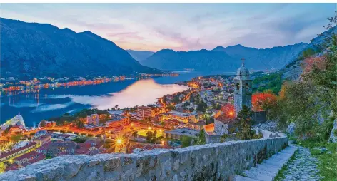  ??  ?? Kotor in der Abenddämme­rung: Der Aufstieg belohnt mit einem atemberaub­enden Blick auf die Stadt und die Bucht.