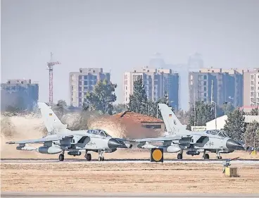  ?? FOTO: DPA ?? Zwei Bundeswehr-Tornados starten im Januar 2016 in Incirlik zu ihrem ersten Einsatzflu­g.