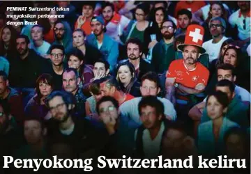  ??  ?? PEMINAT Switzerlan­d tekun menyaksika­n perlawanan dengan Brazil.