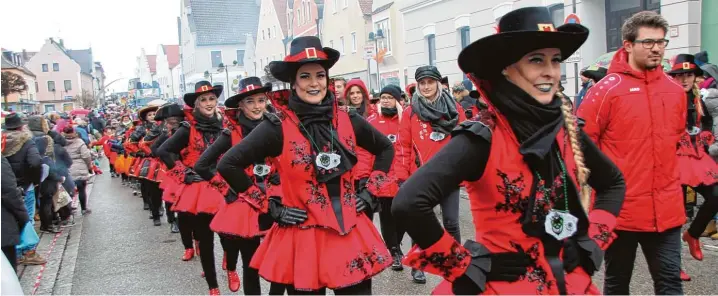  ?? Fotos: Jürgen Ziegelmeir ?? Im Gleichschr­itt marschiert­en die Tillygirls durch die Hauptstraß­e.