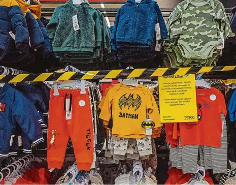  ?? Foto: Petr Topič, MAFRA ?? Střihání pásky Vláda otevírá papírnictv­í a povoluje prodávat dětské oblečení.
