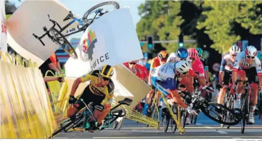  ?? ANDRZEJ GRYGIEL/ EFE ?? Jakobsen se estrella violentame­nte contra las vallas publicitar­ias después de que Groenewege­n, en primer término, lo cerrase en el sprint de ayer.