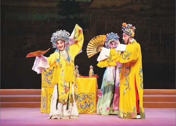  ?? PHOTOS PROVIDED TO CHINA DAILY ?? Yang Yuhuan played by Zhang Jingxian (left) and Emperor Xuanzong played by Cai Zhengren in an act of by the Shanghai Kunqu Opera Troupe.