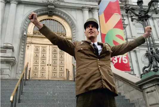  ?? PHOTO MARTIN ALARIE ?? Le général Charles de Gaulle a été interprété par le comédien Denis Trudel, hier soir, devant l’hôtel de ville de Montréal.