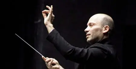  ?? ?? Sul podio Stefano Montanari, violinista e direttore d’orchestra, allievo di Pier Narciso Masi e Carlo Chiarappa, è uno dei più esperti conoscitor­i della musica del ’600 e ‘700