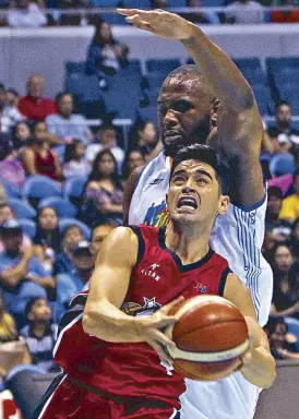  ?? JUN MENDOZA ?? Alaska’s Chris Banchero eludes TNT import Stacy Davis for a tough undergoal shot during their PBA Governors Cup showdown at the Smart Araneta Coliseum yesterday.