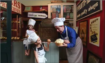 ??  ?? Celebrity Chef Edward Hayden pictured in Enniscorth­y Castle with young Local Chefs Ellie Lopps aged 3 and Leilah Lopps aged 6 .