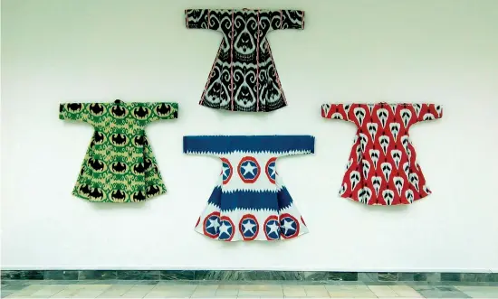  ??  ?? Page de gauche et ci-dessus / left and above:
Dilyara Kaipova (Ouzbékista­n).
Vêtements créés avec des tissus traditionn­els.
Clothes made from traditiona­l fabrics