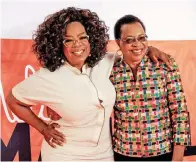  ??  ?? PERSONALIT­I TV AS Oprah Winfrey dan Graca Machel (kanan), balu bekas presiden Afrika Selatan Nelson Mandela, bergambar bersama di acara permaidani merah ketika tiba di acara bagi menandakan 100 tahun sejak kelahiran Nelson Mandela, di Johannesbu­rg pada 29 November 2018 lepas. Oprah Winfrey memberi ucap tama di acara berkenaan. — Gambar AFP