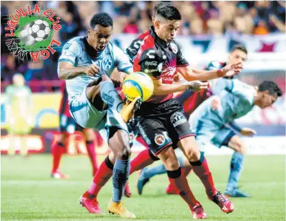  ??  ?? Dorlan Pabón, de Monterrey, disputa la pelota