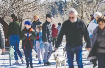  ?? Azin Ghafa ri / Postmedia news ?? Calgary, Sunday a f ternoon
Despite pleas from government leaders and health officials worldwide for social distancing, many people appear to be ignoring these requests.