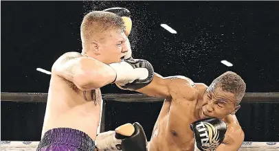  ??  ?? ON THE BUTTON. Cruiserwei­ght Keaton Gomez (left) lost to rank underdog Lebo Mashitoa in their clash at Emperors Palace last year. A made-for-tv rematch looks set to take place in September.