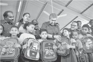  ?? — Gambar Bernama ?? RAMAH MESRA: calon Barisan Nasional Parlimen Bagan Ahmad Zahid beramah mesra dengan anak-anak pra sekolah selepas majlis ramah mesra bersama warga United Plantation­s Jendarata, Hutan Melintang semalam.