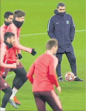  ?? FOTO: P. PUNTÍ ?? Ernesto Valverde, aquí observando el entrenamie­nto, cree en este Barça europeo