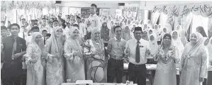  ??  ?? PARA penceramah dan guru SK Kg Simunul bergambar kenangan bersama murid yang mengikuti bengkel. Berdiri hadapan, dari kiri: Cikgu Adrian Martin, Cikgu Masnie Momen, Cikgu Noorlela Yussof, Cikgu Dyg Roziawaty Kifli, Cikgu Rohina Yulo, Cikgu Azman Shah,...